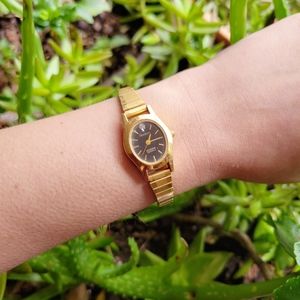 Vintage Armitron Diamond Quartz Classic Dainty Gold Stretch Watch